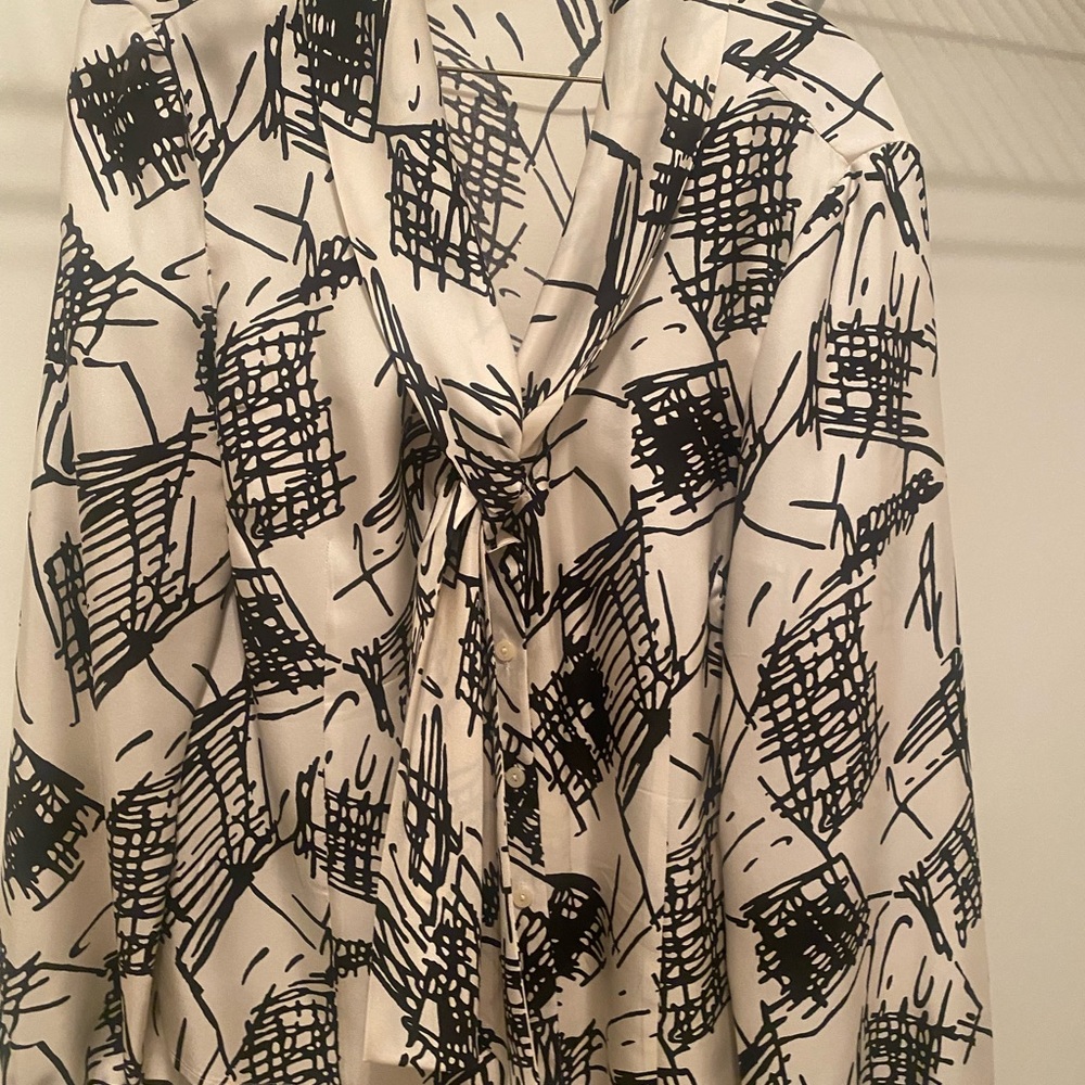 Jones New York blouse with bow tie neck, long sleeves, and is jazzy & elegant.